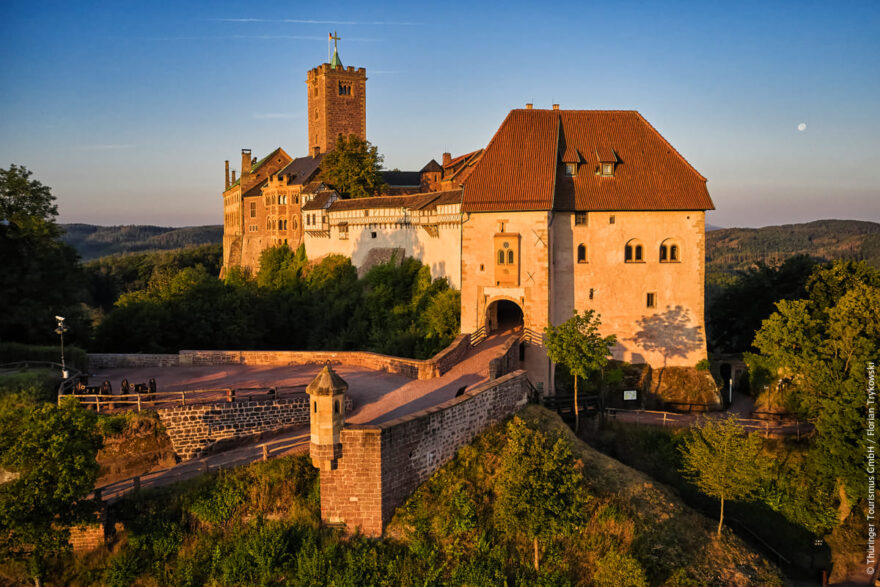 Hrad Wartburg v ranním slunci © Thüringer Tourismus GmbH/Florian Trykowski