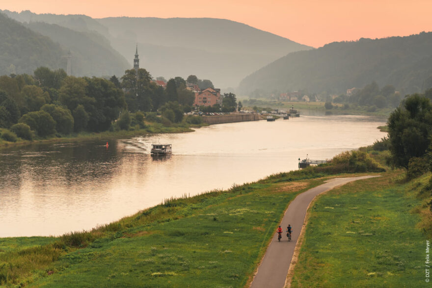 Východní Krušnohoří: Pár na Labské cyklostezce © DZT/Felix Meyer