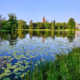 Oranienbaum-Wörlitz: Jezero s kostelem St. Petri Kirche und a zámkem ve Wörlitzer Park, část parku Dessau-Wörlitz © DZT/Florian Trykowski