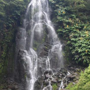 Kaskádovitý vodopád v Ribeira dos Caldeiros