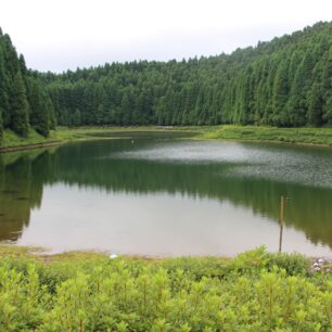 Lagoas Empadadas leží na dně zalesněné kaldery na stezce pěti jezer