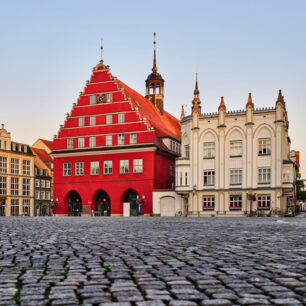 Greifswald: Náměstí Marktplatz s radnicí © DZT/Florian Trykowski