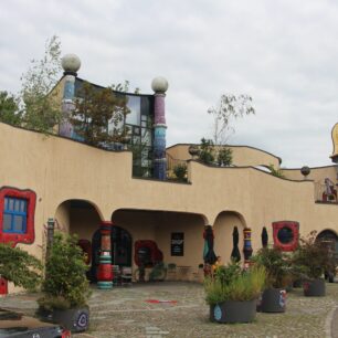 Hundertwasserova tržnice ve švýcarském Staadu byla jeho posledním dílem