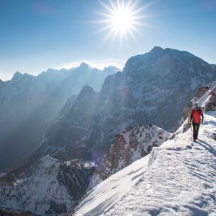 Zimní peší turistika. Foto: Jost Gantar