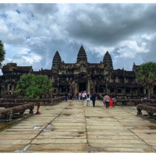 Čelní pohled na proslulý a největší náboženský komplex světa Angkor Wat