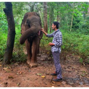 Krmení slonů v rámci návštěvy Mondulkiri project