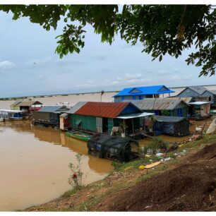 Plovoucí vesnice poblíž jezera Tonle Sap