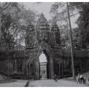 Severní brána Angkor Thom známá take jako Thvear Ta Nok