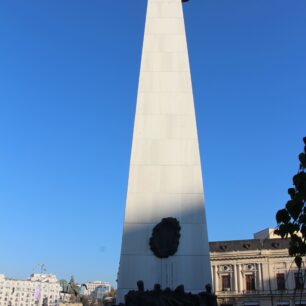 Památník protikomunistické revoluci v roce 1989 trochu připomíná hlavu napíchlou na kůl, jak kdysi činil i Vlad Tepes, tedy Drákul