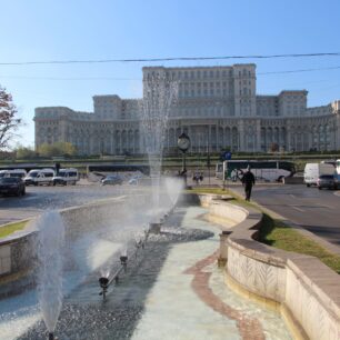 Pohled na druhou největší budovu světa - Palatul Parlamentul