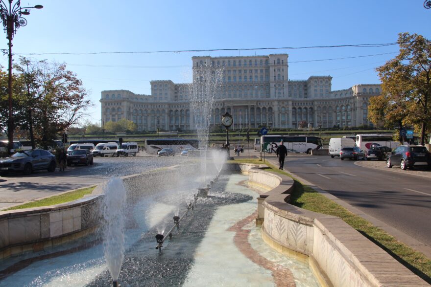 Pohled na druhou největší budovu světa - Palatul Parlamentul