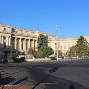 Středu města dominuje královský palác, dnes galerie umění