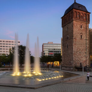 Fontána u historické Červené věže a Stadthallenpark. Foto: Günther Bayerl