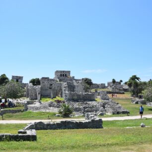 Nebýt šílících davů turistů, je Tulum pěkné přístavní město