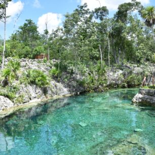 Jedna z mnoha cenotes na naší cestě