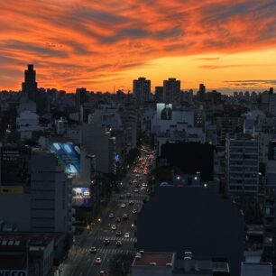 Letní západ slunce, ale zimní Buenos Aires