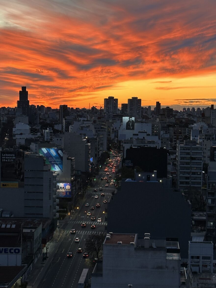 Letní západ slunce, ale zimní Buenos Aires