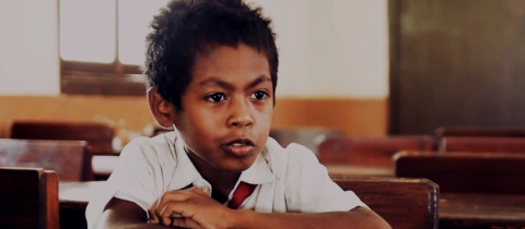 Jeden den v životě malého indonéského sirotka (VIDEO)