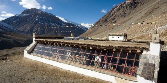 Benefice pro Suryu podpoří unikátní energeticky samostatnou školu v indickém Himálaji