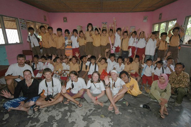 Třetí třída po hodině angličtiny, Ngolang, Indonésie