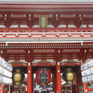 Brána Hosomon vedoucí k buddhistickému chrámu Senso-ji