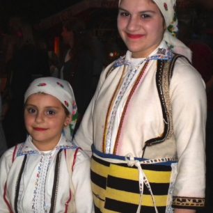 Tanečnice z Makedonie oděné v lidových krojích