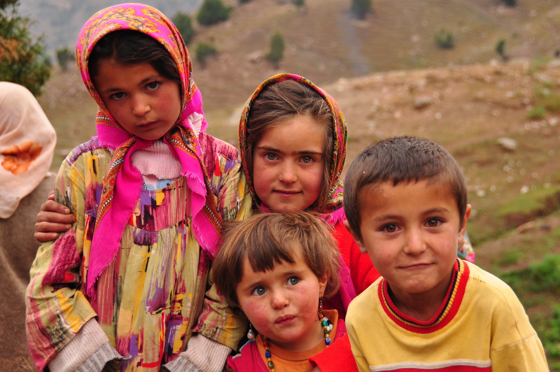 Pro ženy a děti je typické pestrobarevné oblečení, Fanské hory, Tádžikistán.