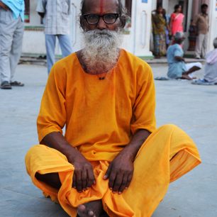 Svatý muž sedící před chrámem Janaki Mandir, Nepál