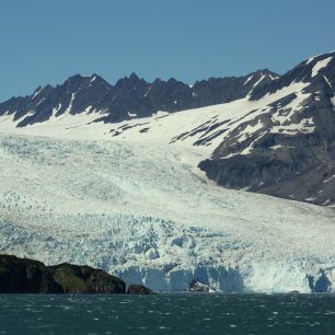 Aktivní ledovec Aialik glacier ústí do moře.