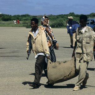 Rychlost, s jakou muži vyloží z letadla náklad drogy, je neuvěřitelná, Somálsko
