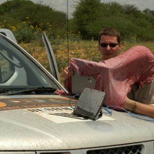  Posíláme informace přes satelit. Musím si zaclonit, abych viděl na display. (foto: L. Čanda)