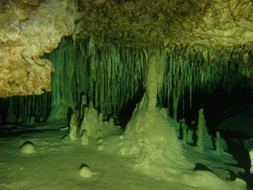 Krápníková výzdoba v Cenote Dos Ojos, Mexiko