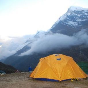 Nepál, Trek kolem Dhaulágiri, nocleh na trase