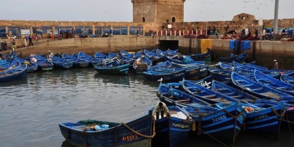 Marocká Essaouira hýří barvami lodí, koberců a obchůdků na pobřeží