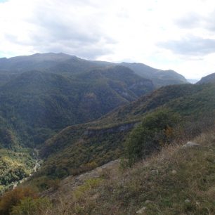 Zářezy nad Yenokavanem, Arménie