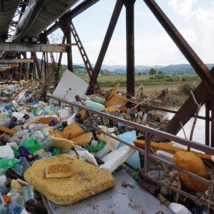 Most v Maglaji povodeň zasypala odpadky. (Foto: Aleš Tomášek, ČvT)