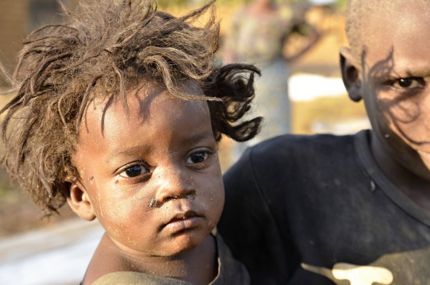 Děti v Chinkali opravdu nezáří čistotou, Malawi