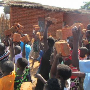 Lidé nesou cihly na stavbu nemocnice, Malawi