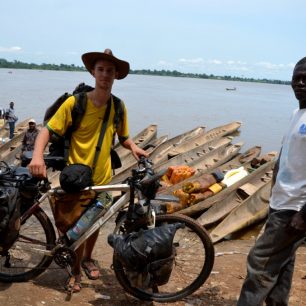 Na břehu mohutné Ubangi, jednoho z největších severních přítoků Konga, krátce před naloděním na jednu z přistavených pirog. Stále jsem v hlavním městě CAR, v Bangui, a za řekou je Demokratická republika Kongo