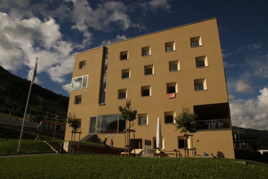 Hostel Scuol může zvenku vypadat poněkud stroze, Švýcarsko