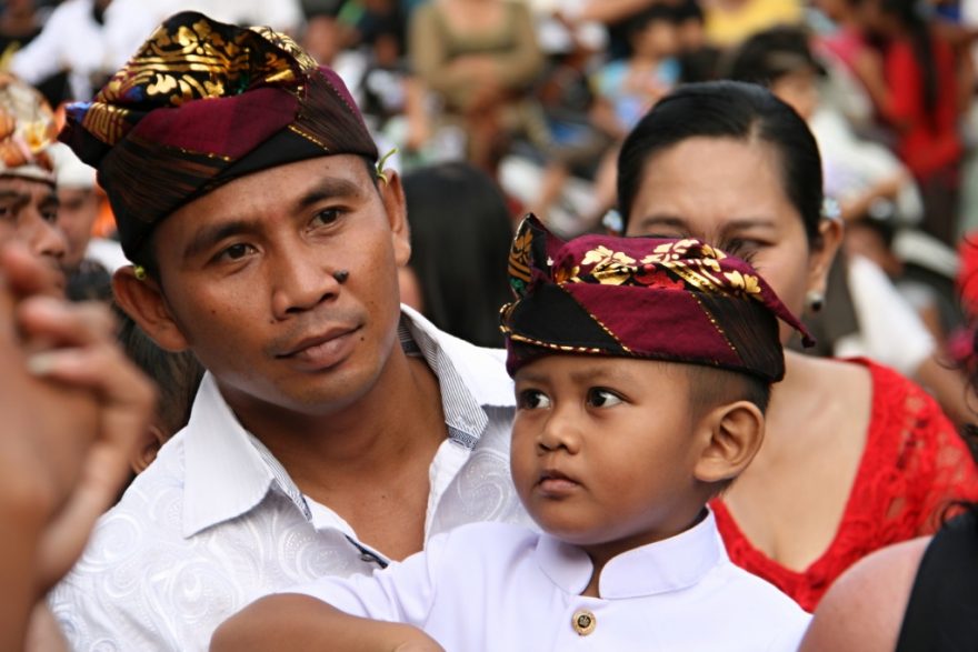 Slavnostně odění Balijci, Bali