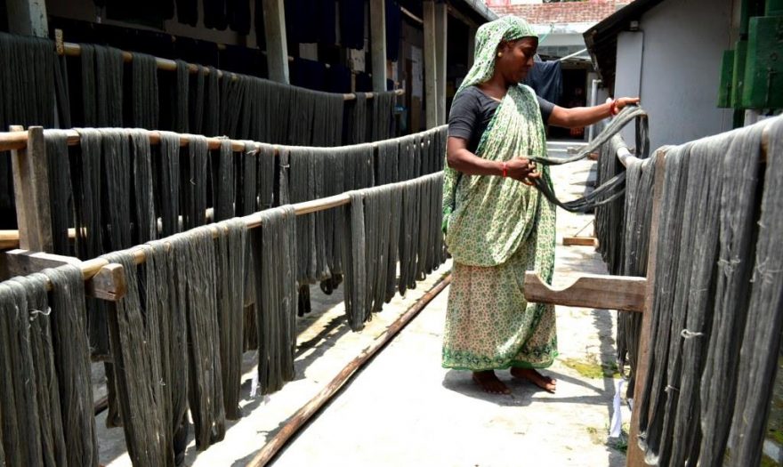 Látky se roztahují po střeše, aby lépe schly, Bangladéš