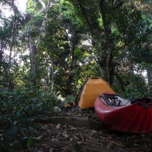 Nocleh v džungli, Peru na vlastní lodi