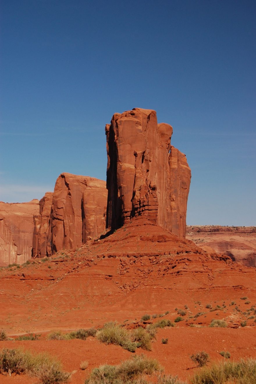 Slon v Monument Valley