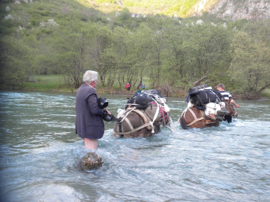 Řeka v Curraej Eperm se musí přebrodit