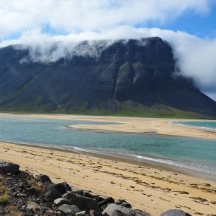 Písčité pláže na severozápadním pobřeží Islandu