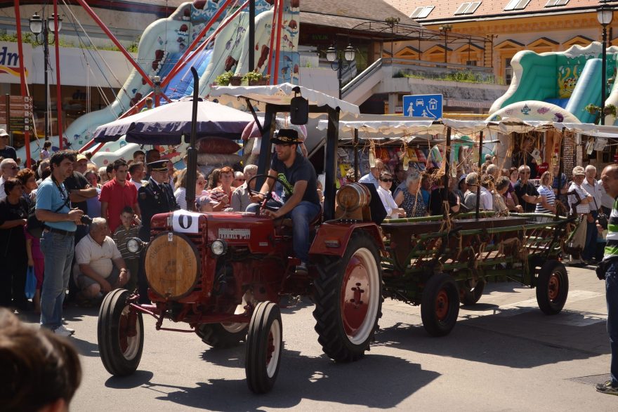 Jeden z vinařských strojů se stáčecím soudkem vpředu (vinodarský průvod)