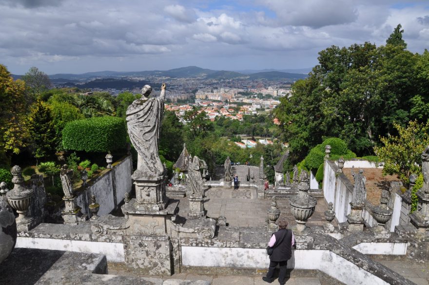 Pohled na Bragu ze schodiště k Bom Jesus 