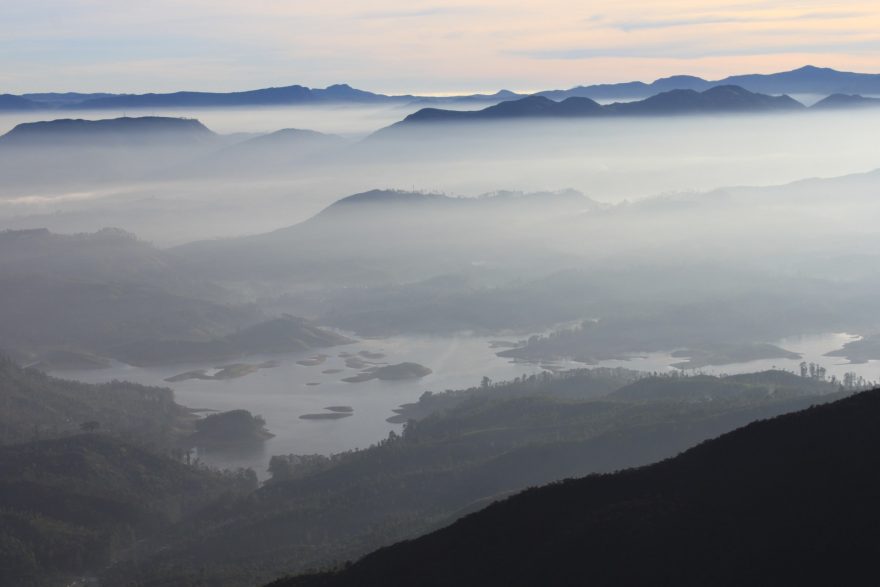 Hra světel a mlhy, Adam's Peak