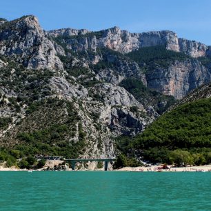 Jezero St. Croix, v pozadí kaňon řeky Verdon